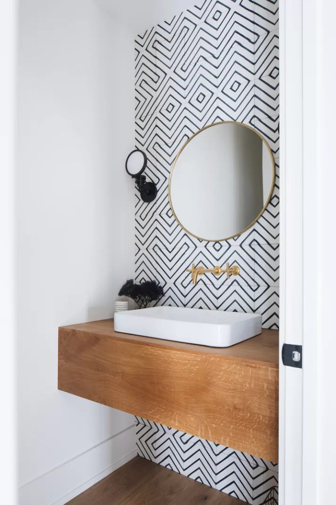12 ideias fofas para decorar o banheiro-House of Chais-Kate Marker Interiors (3) Banheiro com backsplash decorado por papel de parede com padrão em zig zag.