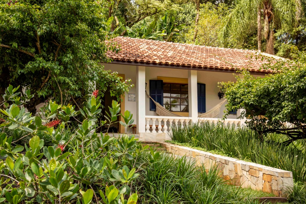 12-retrofit-em-duas-casas-de-familia-recupera-estilo-colonial-das-construcoes Casa branca em meio ao verde no interior de São Paulo