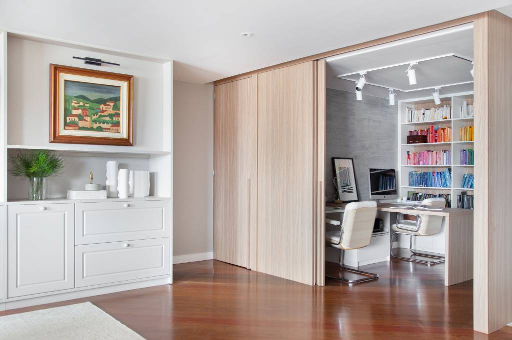 13-base-neutra-design-assinado-e-vista-para-niteroi-veja-este-ape-de-290-m-2 Painel de madeira que esconde home office