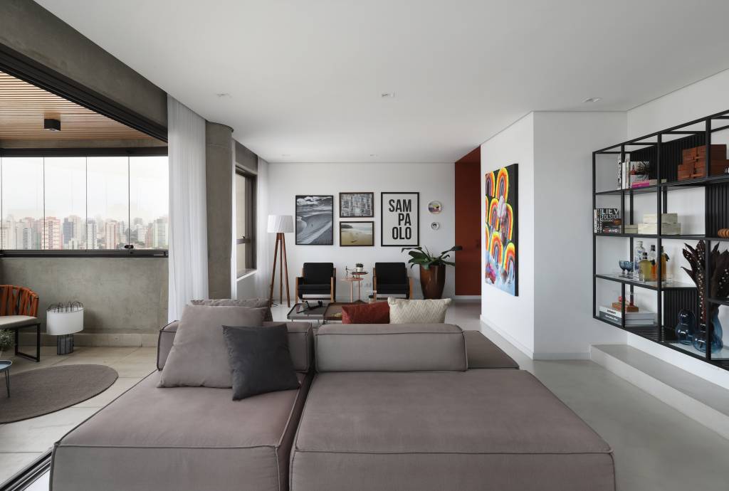 Sala de star com sofá cinza