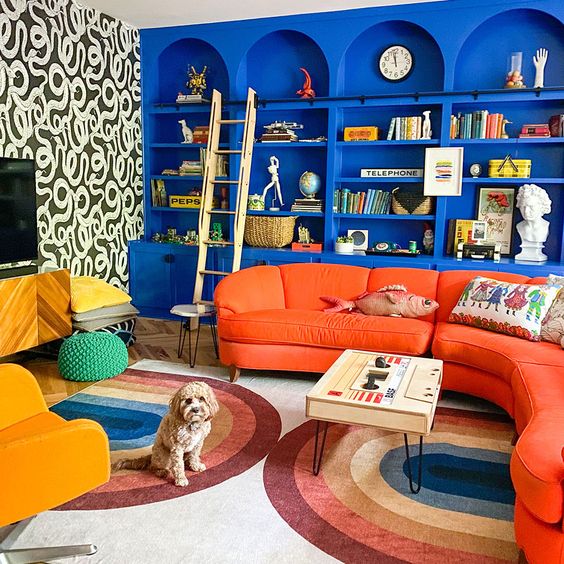 Sala com sofá extenso colorido