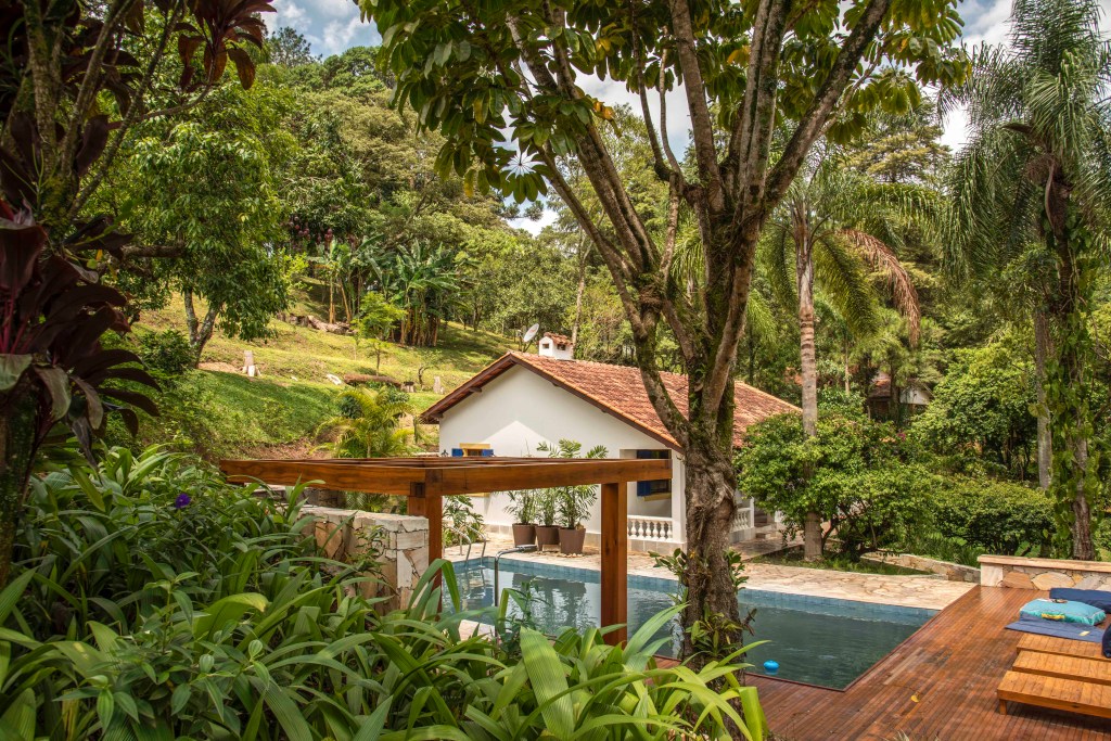 Casa e piscina em meio à natureza