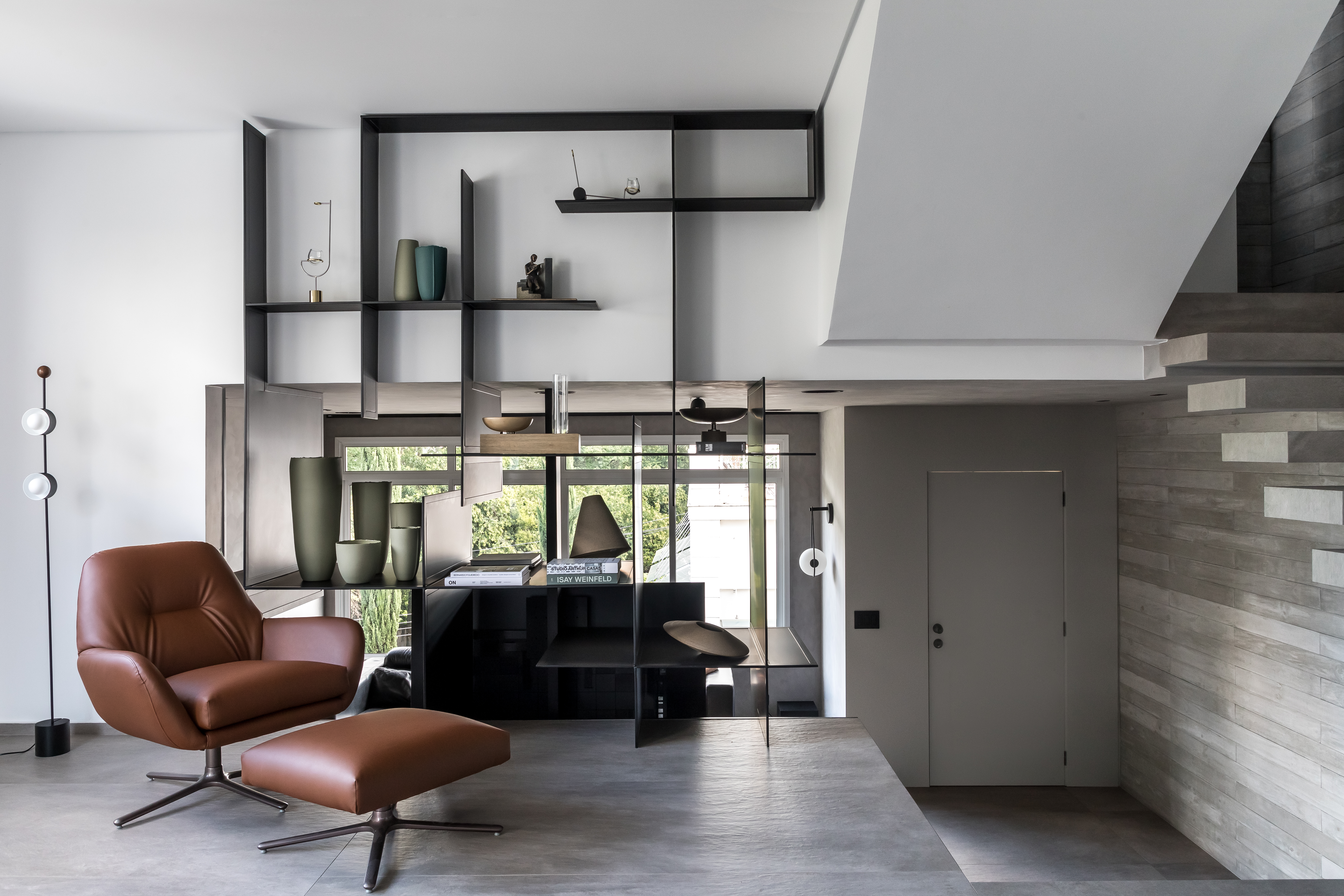 Contemporâneo e industrial formam esta casa de 220 m² em Curitiba