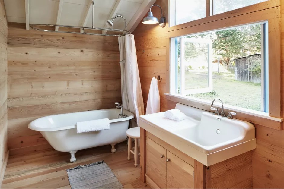 Banheiro revestido por madeira