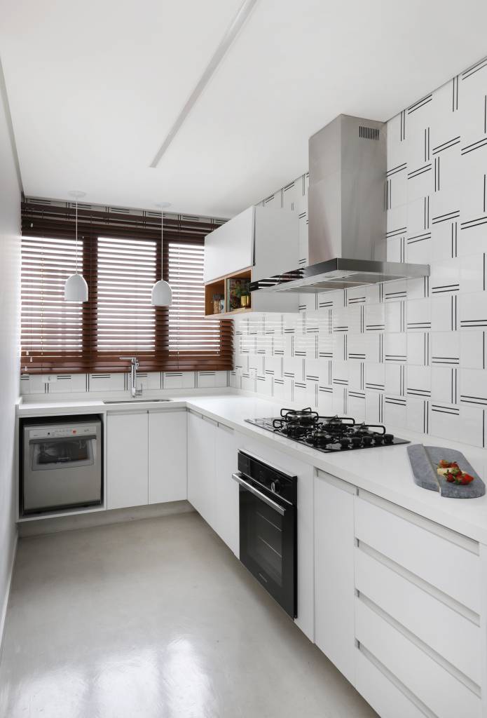 Cozinha com backsplash branco com detalhes cinza