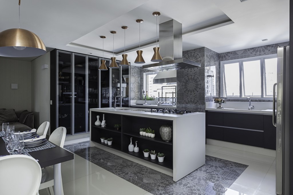 Cozinha integrada com bancada branca e paleta cinza