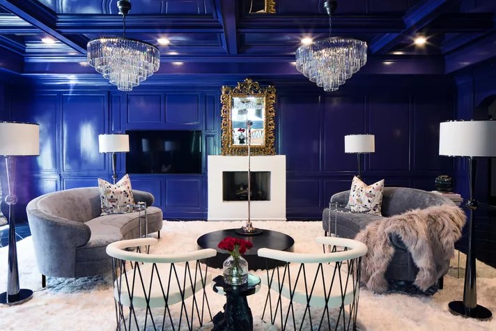 Sala de estar com parede azul e molduras