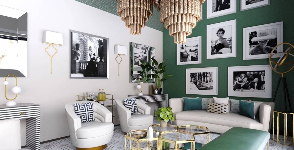 Sala de estar com lustre elegante, poltronas brancas, parede verde e detalhes dourados
