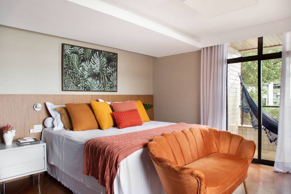 21-base-neutra-design-assinado-e-vista-para-niteroi-veja-este-ape-de-290-m-2 Quarto de casal com tons neutros, sofá em frente à cama e cabeceira de madeira