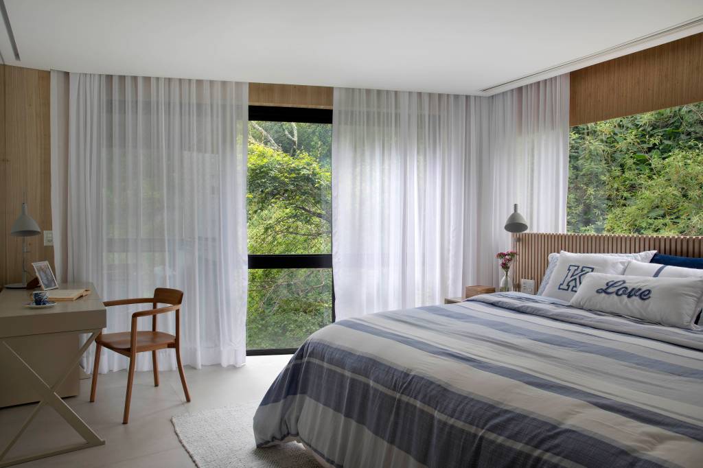Quarto com vista para área verde, cortina branca