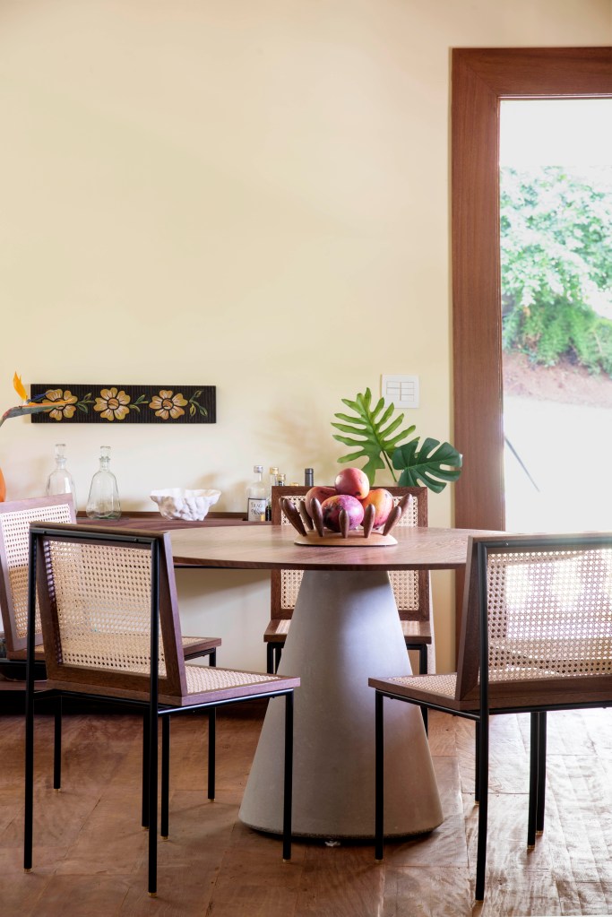 23-retrofit-em-duas-casas-de-familia-recupera-estilo-colonial-das-construcoes Mesa de jantar e cadeiras em casa
