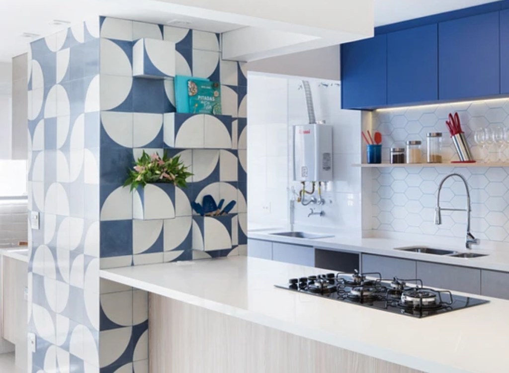 Cozinha branca com detalhes azuis