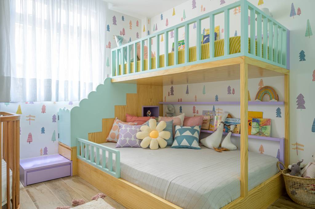 Quarto infantil com madeira com beliche e papel de parede