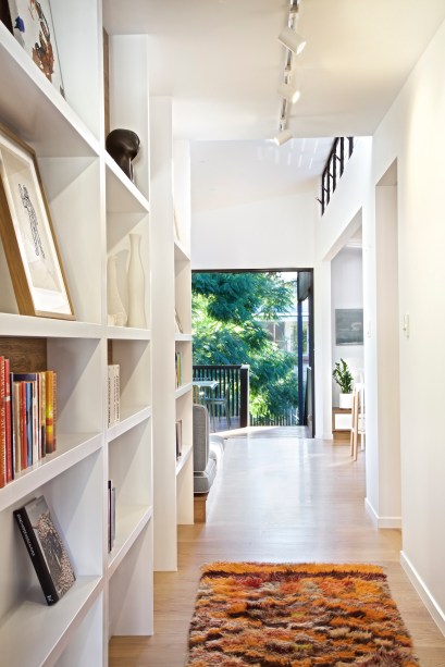 Casa de 180 m² transforma rodapé em estante de livros