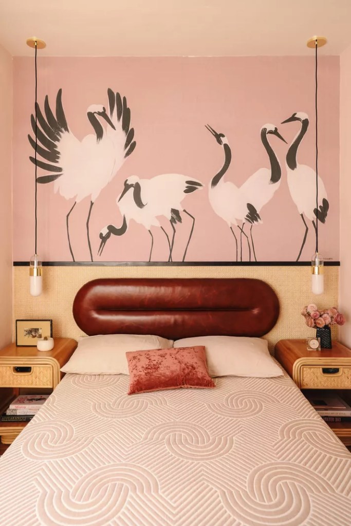 Quarto com pintura de garça em fundo rosa na parede