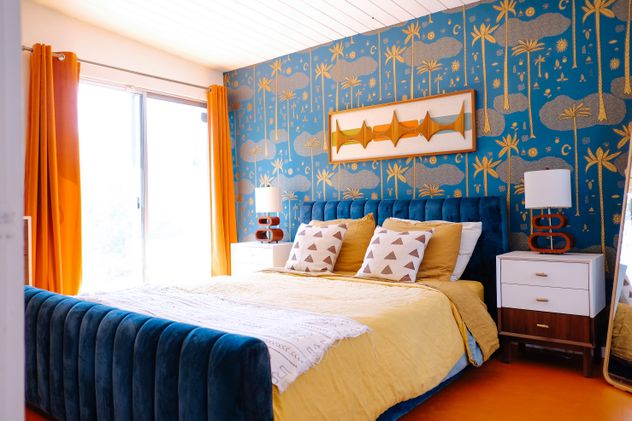 Quarto com parede azul e detalhes em amarelo