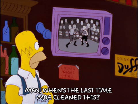 Homer limpando TV