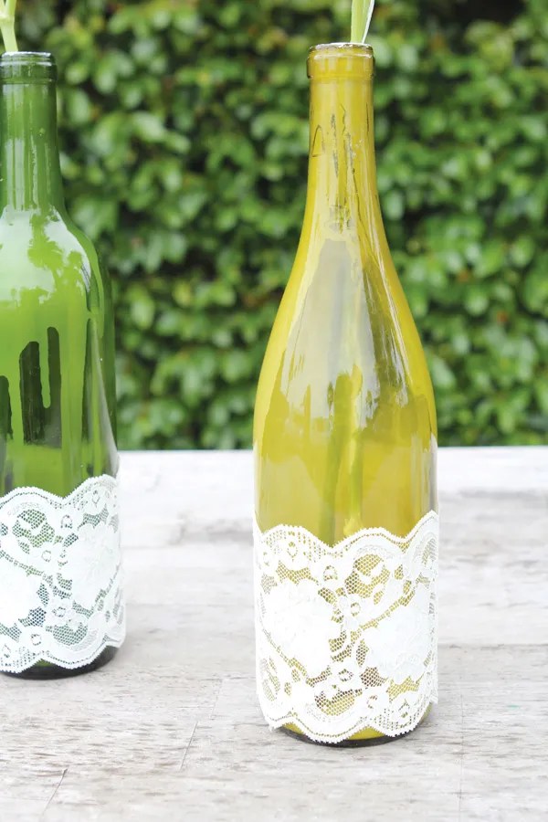 Estas garrafas de vinho elegantes e reinventadas são perfeitas para usar como vaso ou peça central.