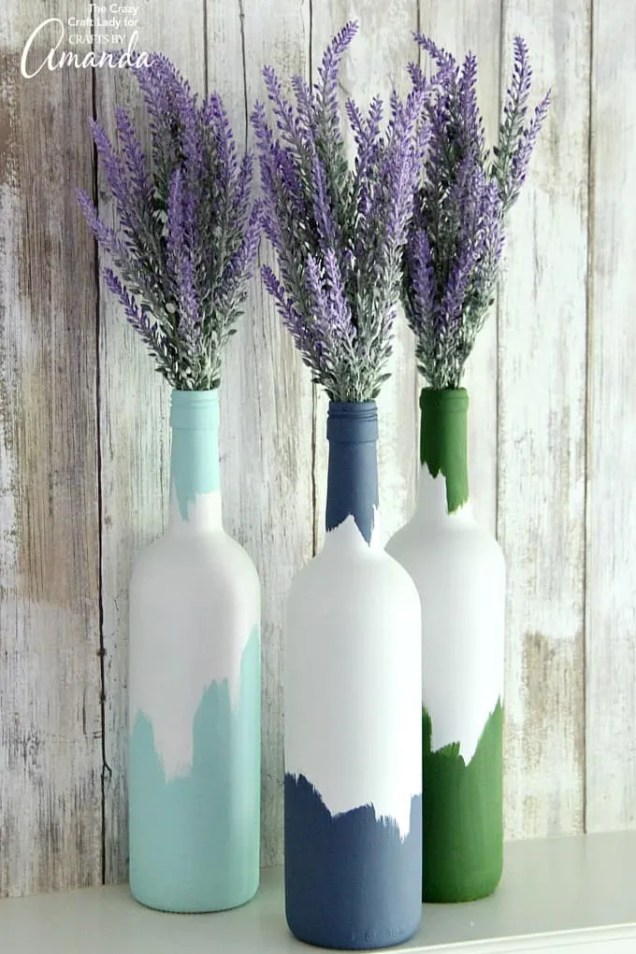 Combine as cores de um trio de garrafas com o estilo do seu espaço para uma peça central super fácil.