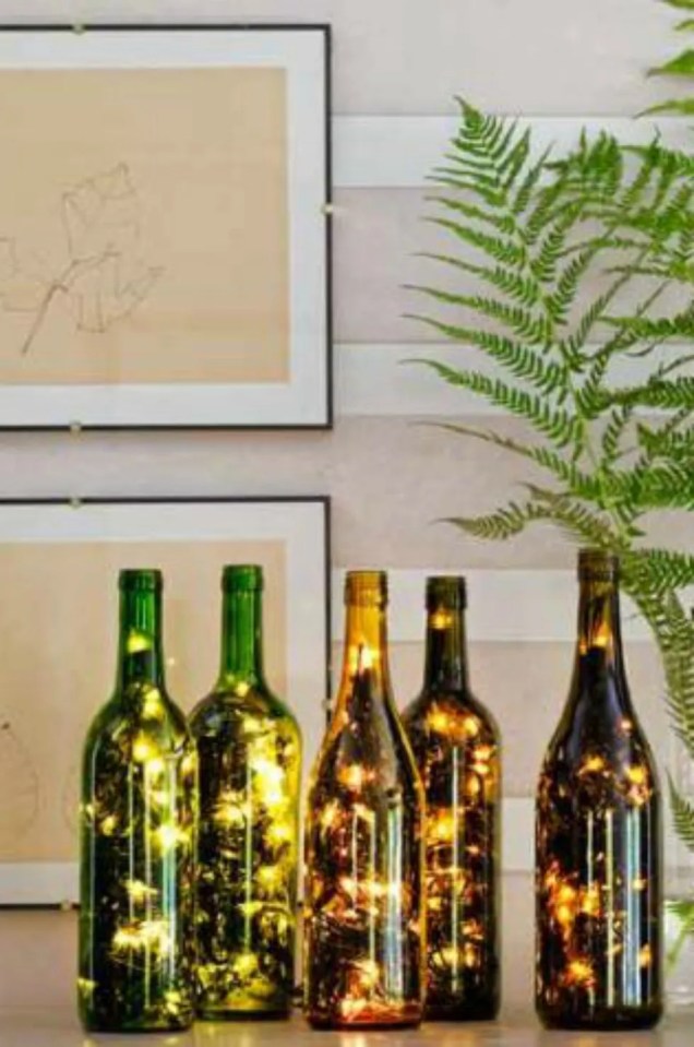 Coloque fios de luzes cintilantes em garrafas de vinho para um belo destaque.