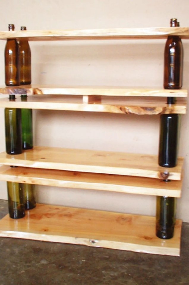 O quão legal é esta estante feita de garrafas de vinho e madeira?