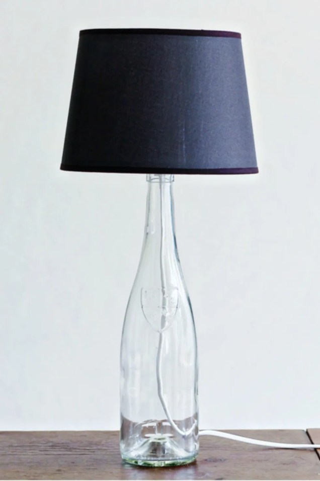 Faça sua própria luminária de mesa lateral usando uma garrafa de vinho reciclada.