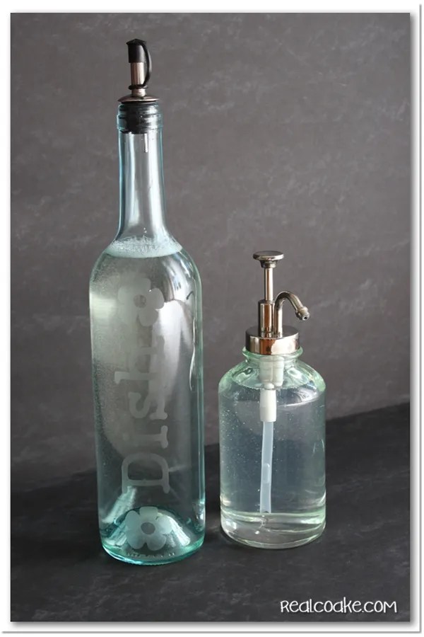 Abandone a garrafa de plástico e despeje o detergente em uma adorável garrafa de vidro.