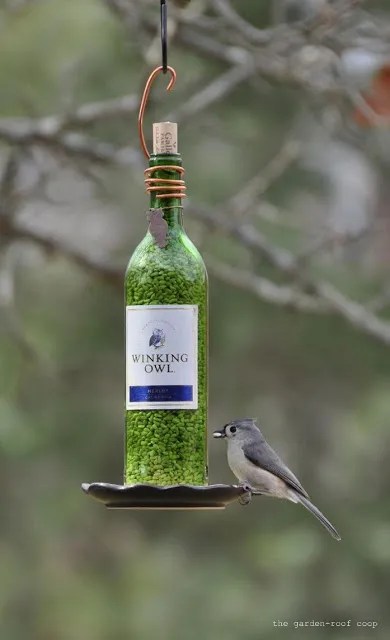 Atraia amigos para o seu quintal com um alimentador de pássaros de garrafa de vinho super elegante.
