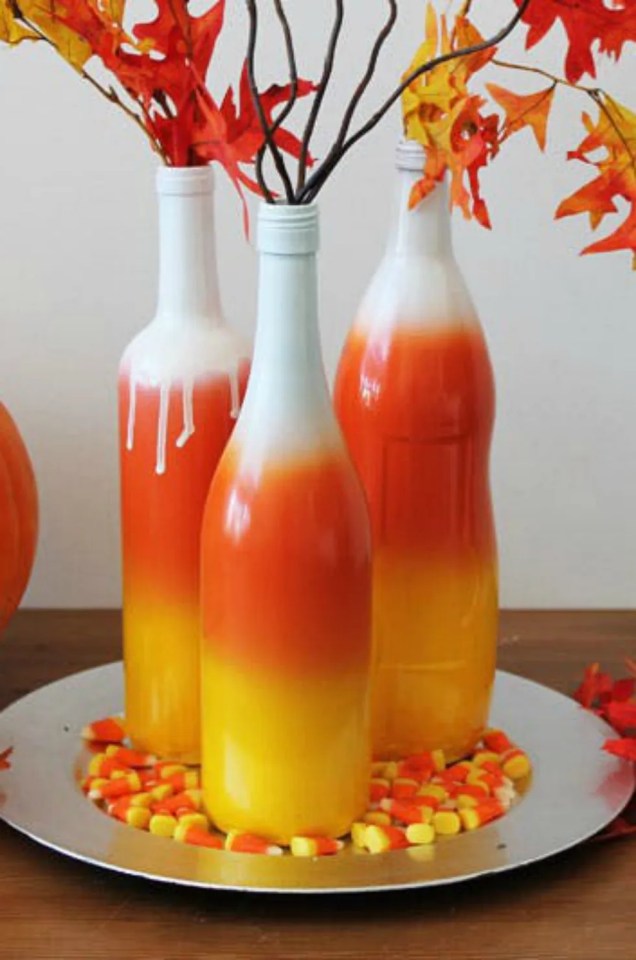 Ilumine a decoração de outono com a exibição de garrafas pintadas ou use as cores que você quiser e exiba-as durante todo o ano.