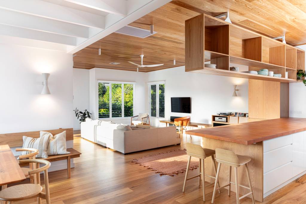 4-casa-recebe-extensao-contemporanea-com-detalhes-em-terracota Sala de estar com sofá branco, muita madeira e detalhes em terracota