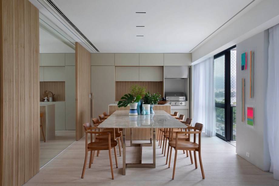 Cores claras, estilo contemporâneo e muito design: veja este apê de 300 m²