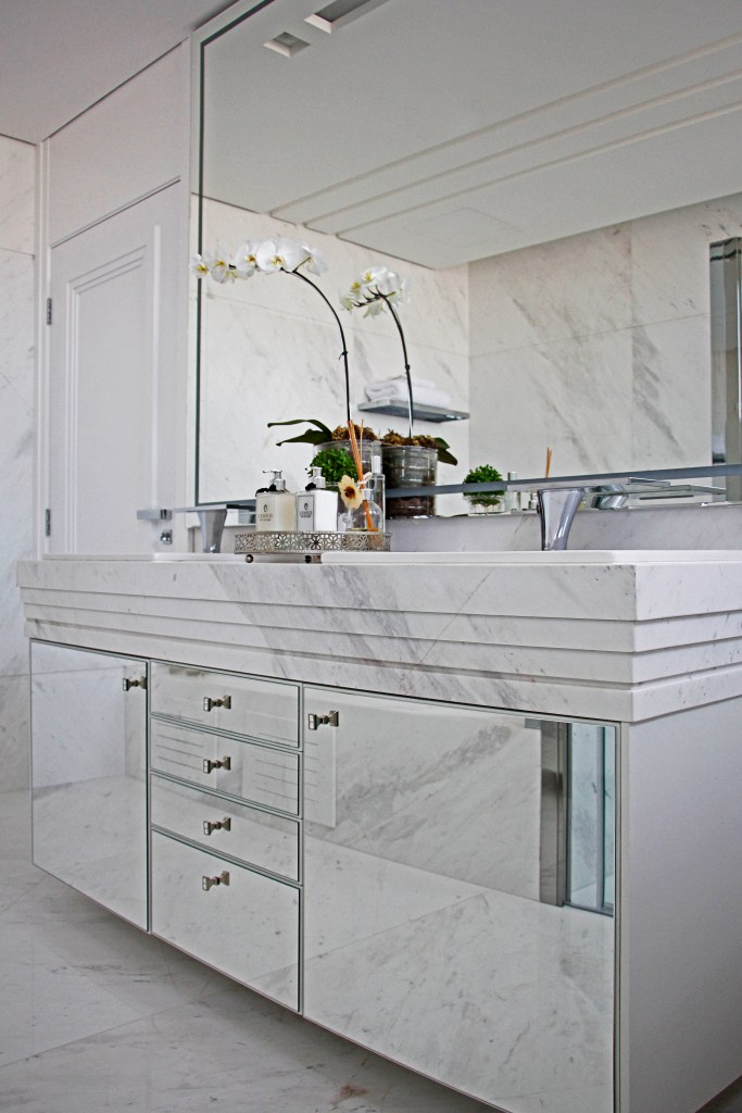Espelho horizontal em banheiro com mármore