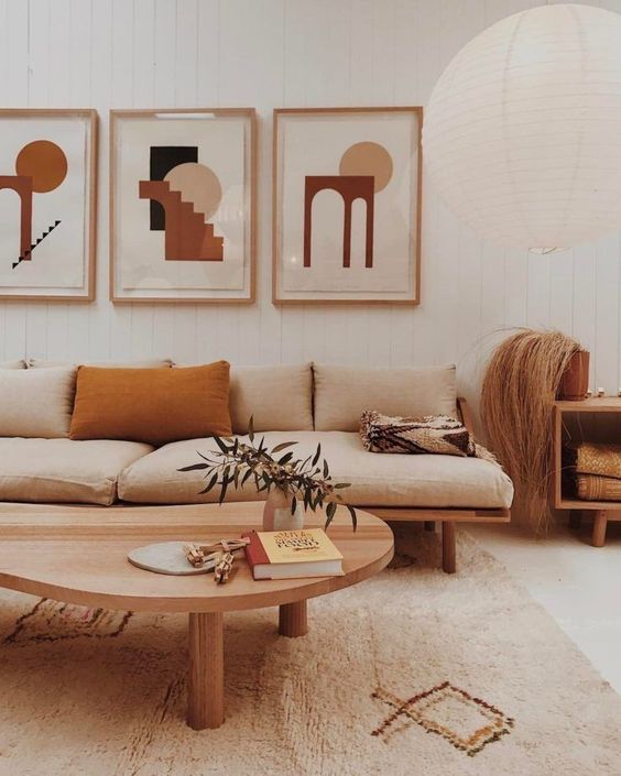 Sala de estar com móveis em tons complementares de marrom e bege.