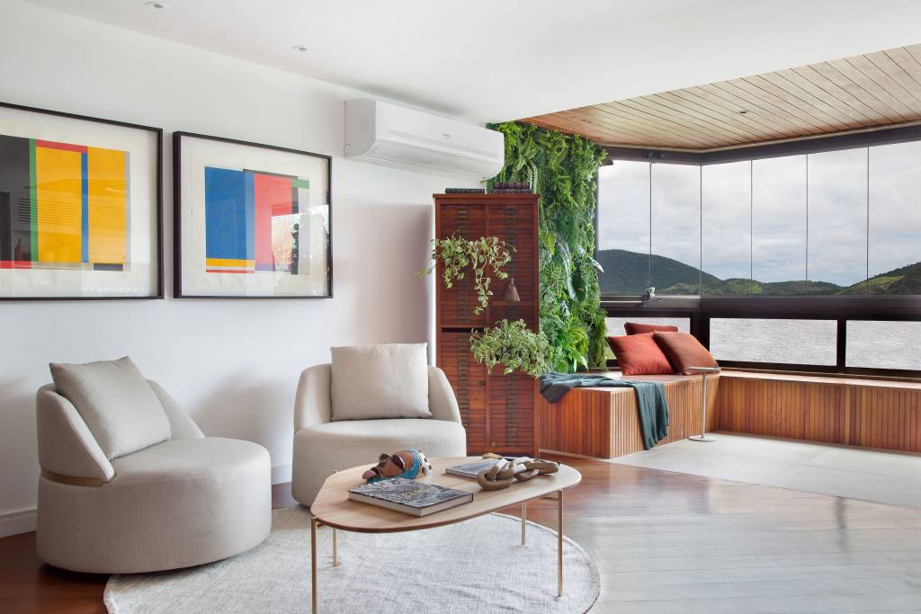 5-base-neutra-design-assinado-e-vista-para-niteroi-veja-este-ape-de-290-m-2 Sala de estar integrada à varanda com poltronas brancas