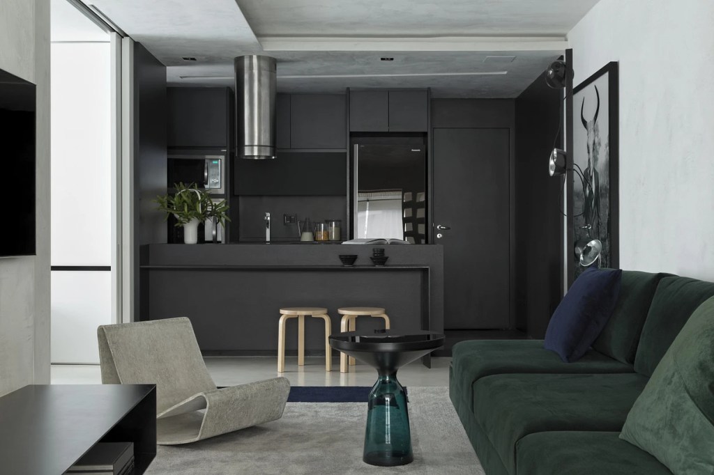 Sala de estar integrada com cozinha; marcenaria preta