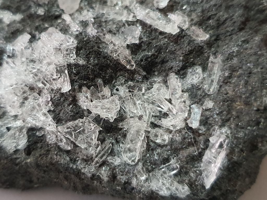 Close em cristais de sulfato de magnésio.