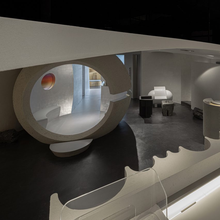Interior com arquitetura em curvas.