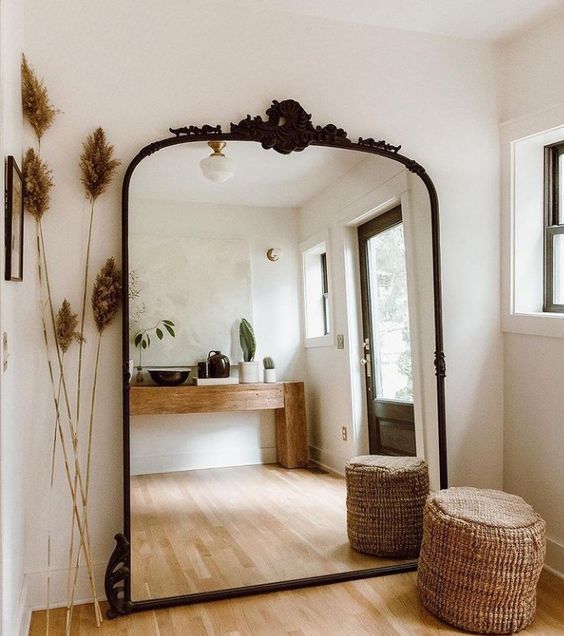 Espelho grande em sala de estar