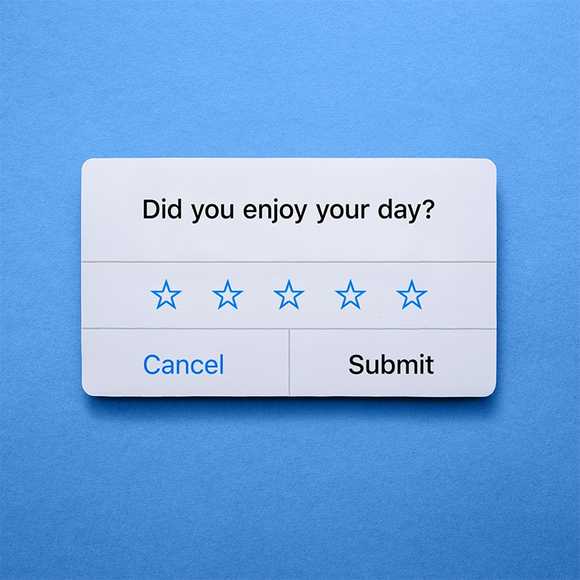 Caixa de avaliação de iphone impressa escrito em inglês: Você curtiu seu dia?