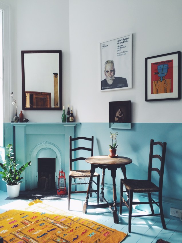 É uma boa ideia conectar a altura do seu lambril com um elemento da sala, como a lareira neste cômodo de Hidden Edinburgh . Pintar o piso com a mesma cor dá uma sensação de imersão e pintar metade do retrato é um toque divertido e descolado, que aprimora a aparência colorida.