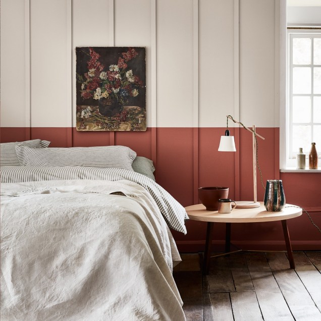 O vermelho toscano da Little Greene faz um lindo lambril falso neste quarto tradicional. Esta é uma ótima maneira de colorir uma sala de maneira que pareça mais sofisticada, mas sem sobrecarregar o ambiente.