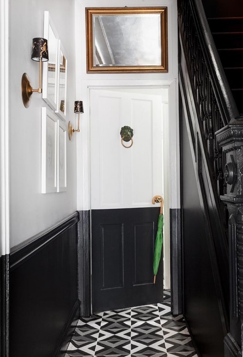 Esta é uma escolha particularmente fácil em uma sala que já possui um lambril como este, da Design*Sponge . Pintar metade da porta (e expandir a cor escada acima) realça o visual.