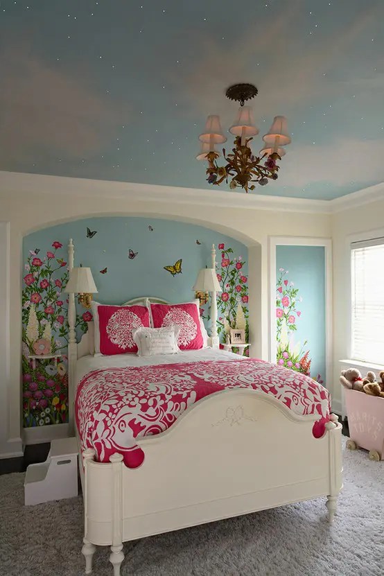 Rainbow 40 inspiraçoes de quartos coloridos-DigsDigs (24) Quarto com parede de cabeceira revestida com detalhes em gesso que formam uma moldura para a cama. Esta parede e o teto são pintado por um de azul celeste. A iluminação é feita por um pequeno lustre e a cama é coberta por um lençol vermelho com padrões brancos.