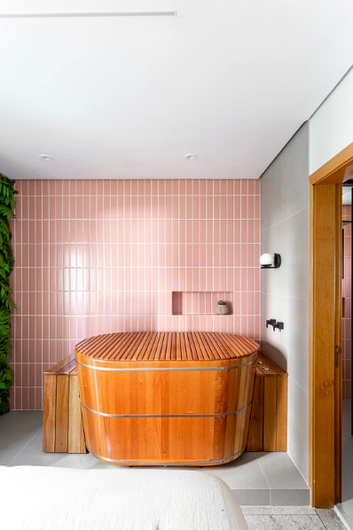 Ofurô de madeira em banheiro rosa