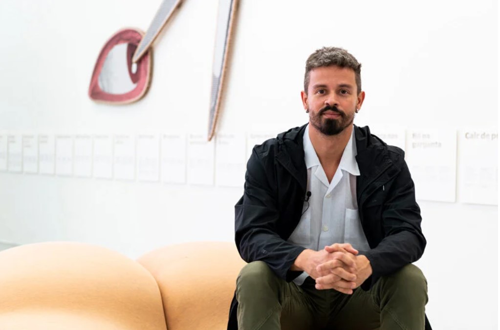 Jonathas de Andrade dentro do Pavilhão do Brasil na Bienal de Arte de Veneza 2022.