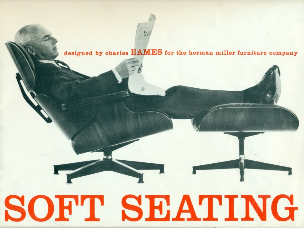 Cartaz publicitário com homem sentado em uma poltrona Eames, lendo um jornal.