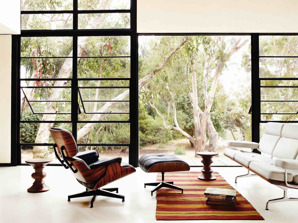 Sala de estar ampla com uma poltrona Eames.