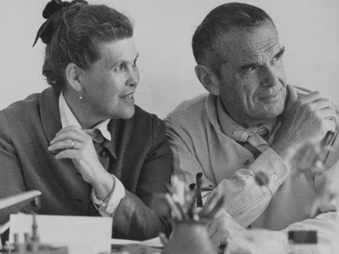 Charles e Ray Eames em fotografia preto e branca.