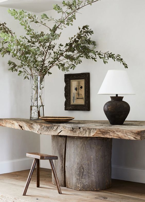 Mesa feita com tronco de árvore