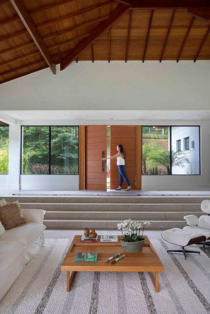 Confortável e acolhedora: casa de 480 m² tem sauna e lareira ao ar livre